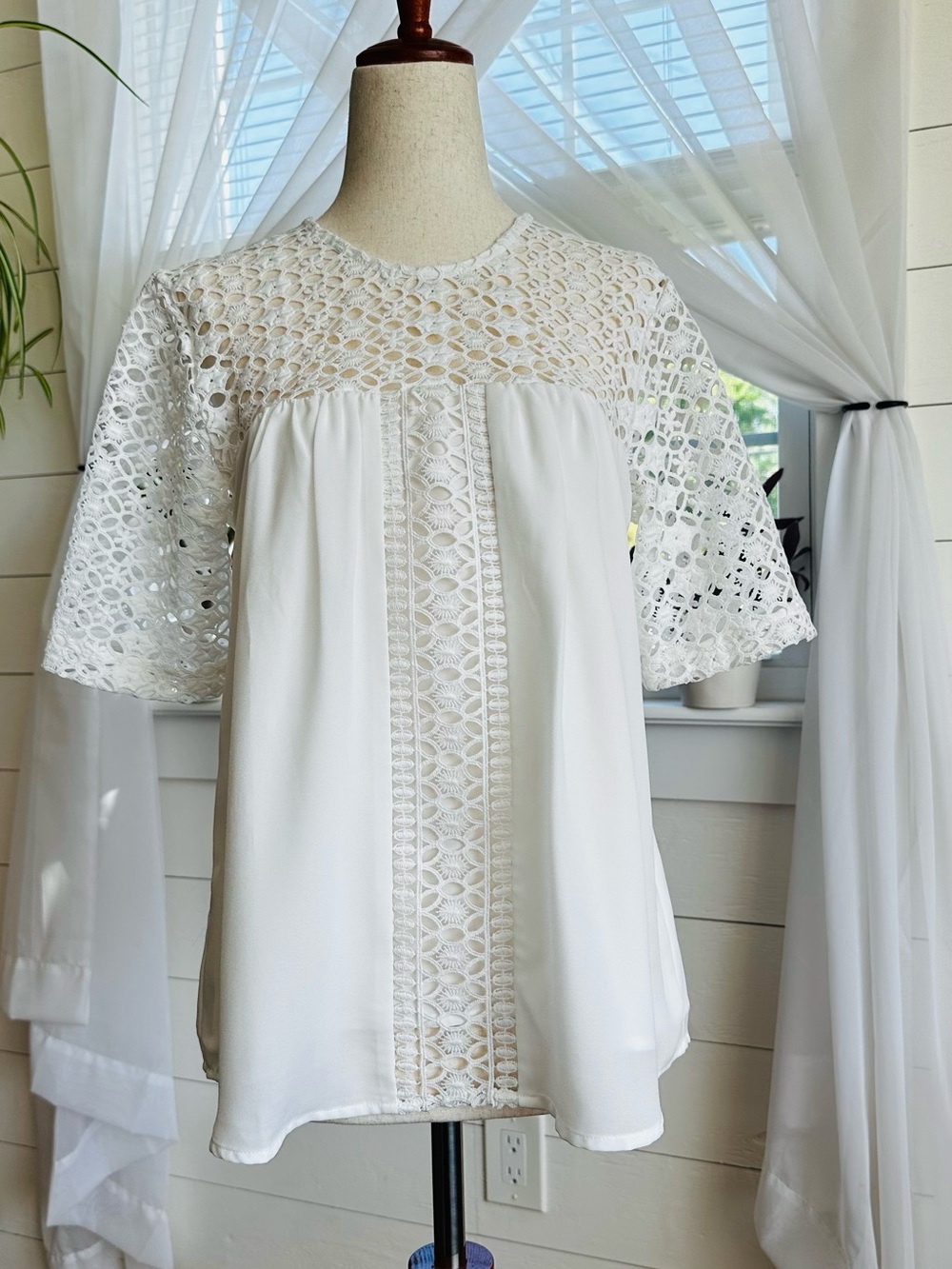 VICI Collection Emily Eyelet Ivory-White Puff Short Sleeve Blouse Size Small